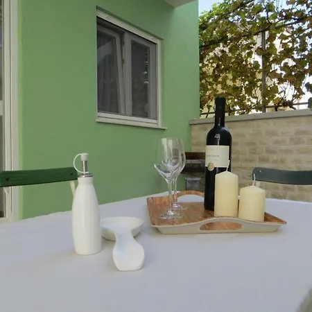 House In Near The Bridge. Nyaraló Tisno